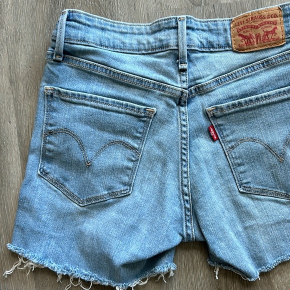 Levi’s Mid Rise Skinny Cutoff Shorts - Light Wash/Distressed - Picture 4 of 7